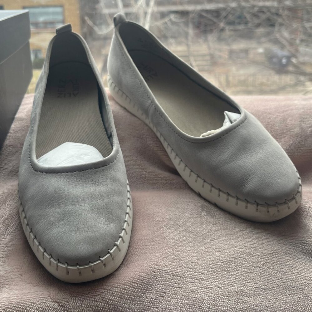 Naturalizer Light Gray Leather Slip-On Flats